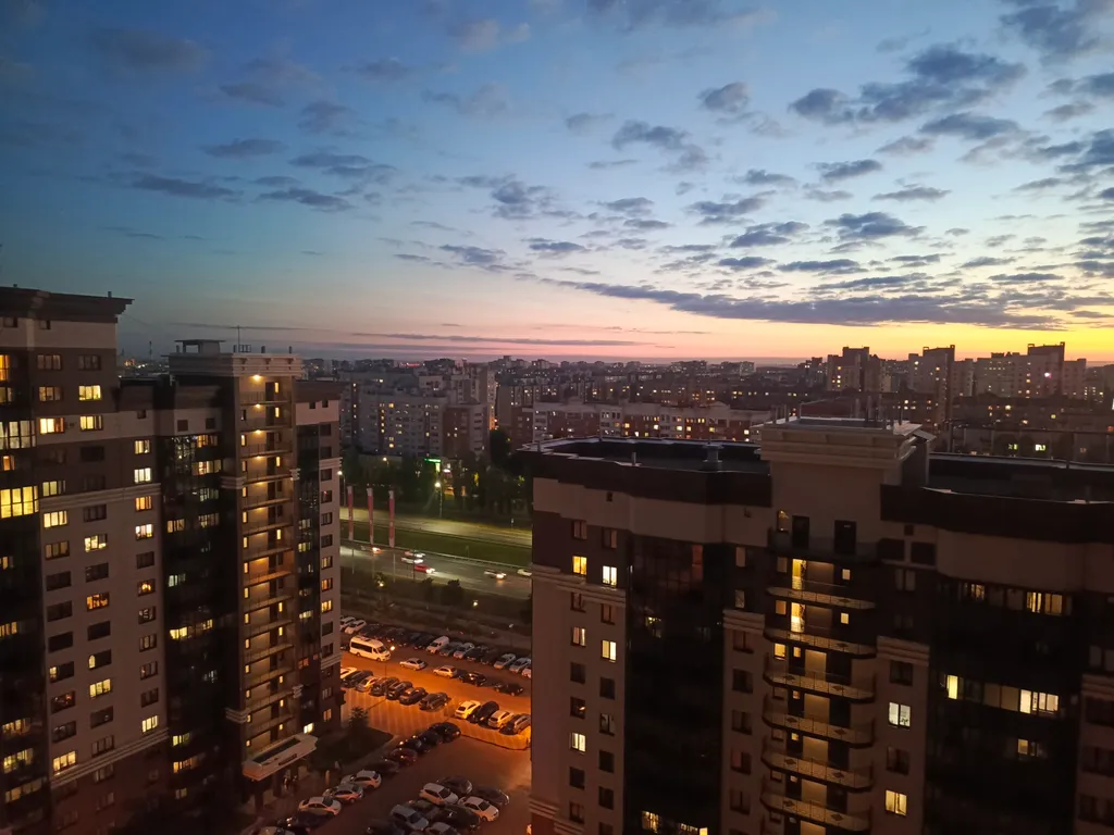 Панорамный балкон с видом на город и красивые закаты, у Воронеж рынка