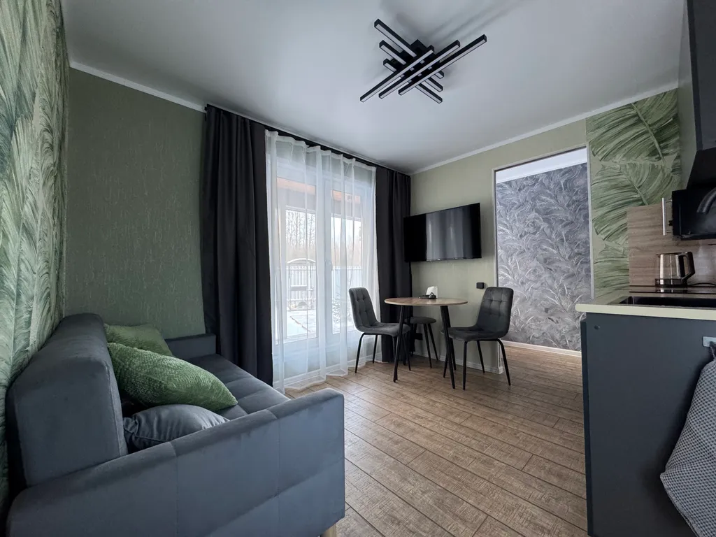 Уютный, небольшой сканди домик у леса