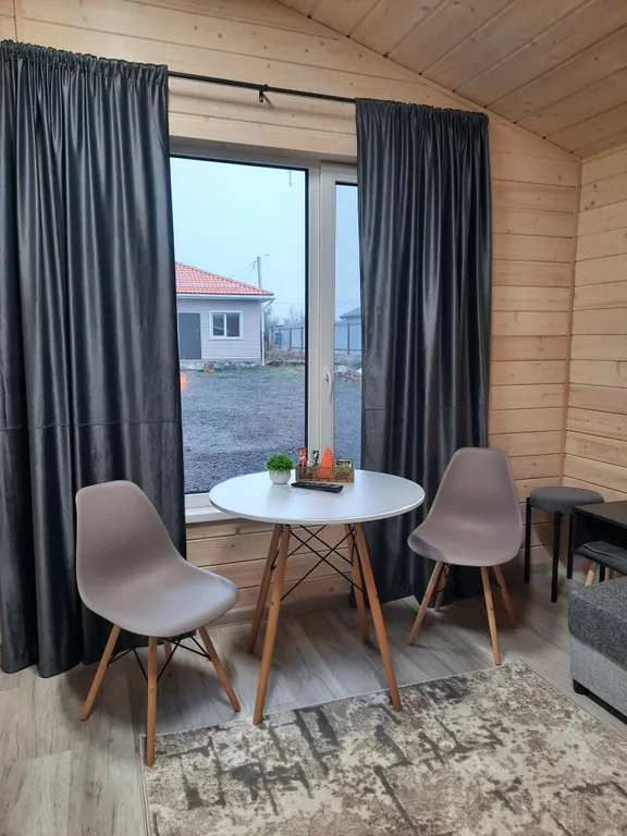 Уютный четырехместный Домик де-люкс с отдельными кроватями