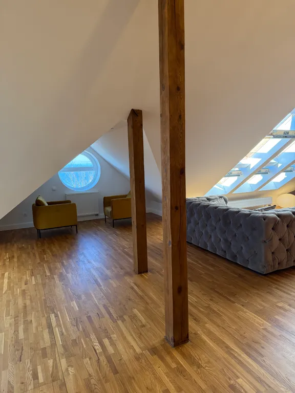 Лофт - мансарда с фронтальным видом на море