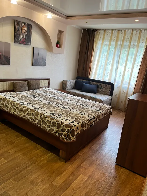 Уютная однокомнатная квартира в центре города — аренда посуточно в Ачинск