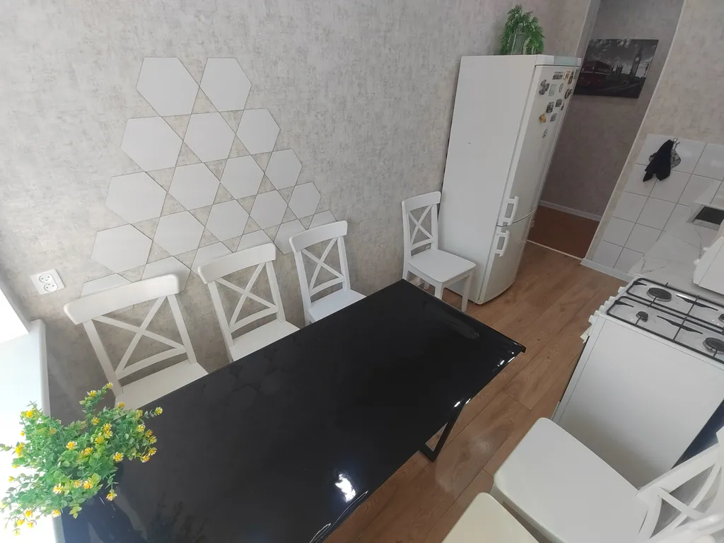 Трёхкомнатная квартира с раздельными комнатами, балконом в центре