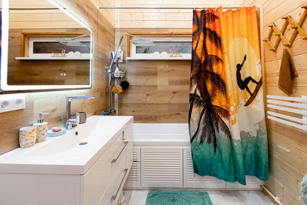 Дом на реке и краю соснового леса