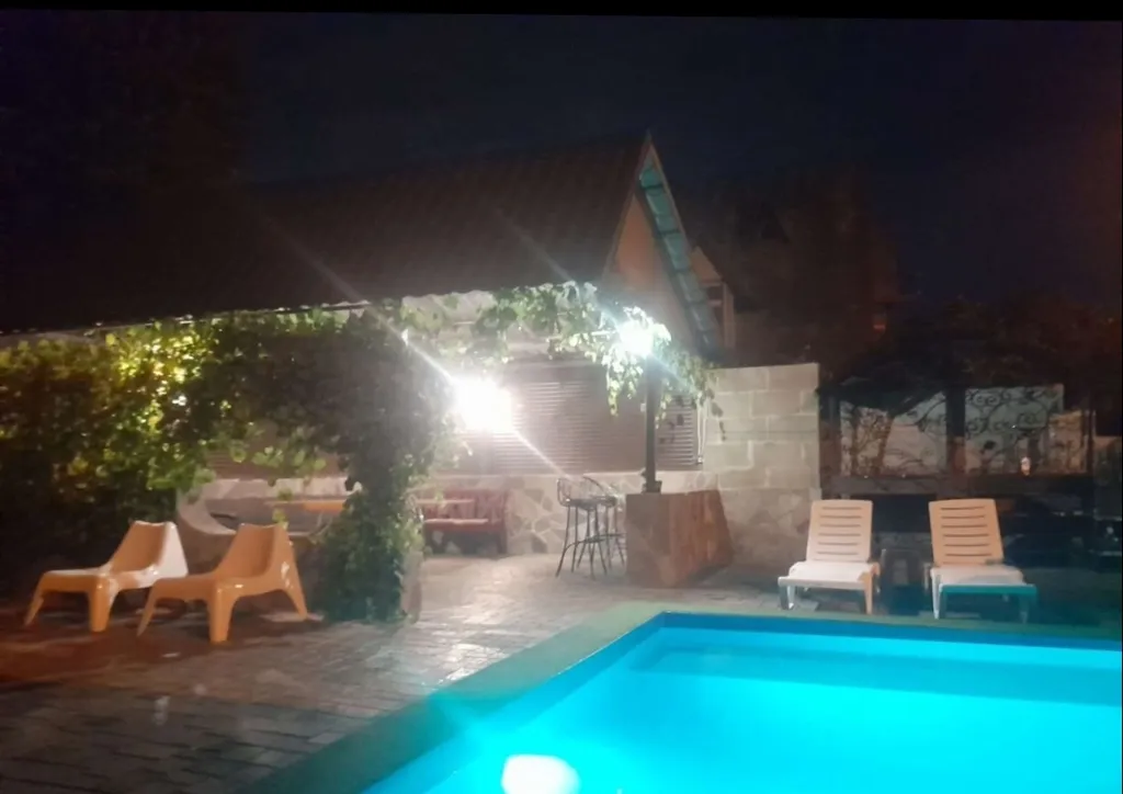 Коттедж на набережной с бассейном