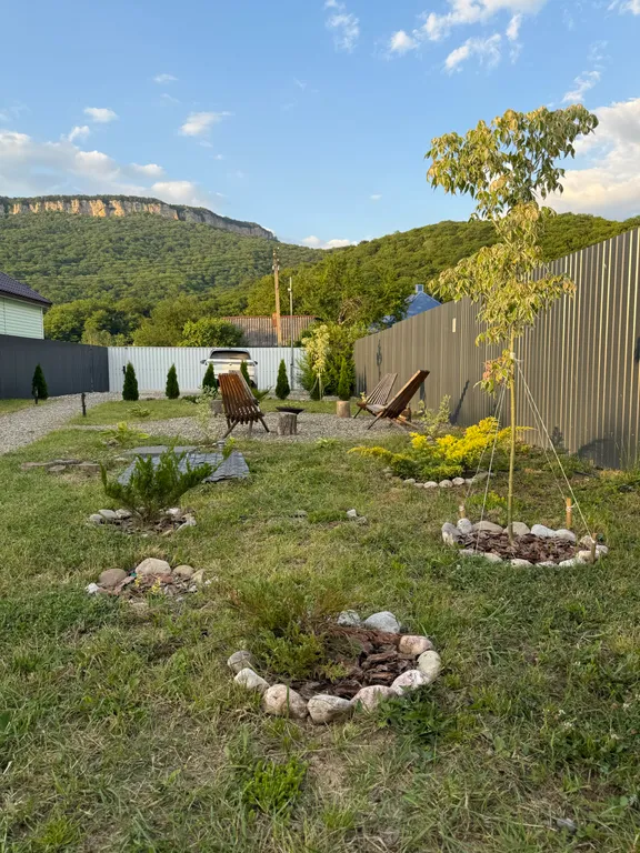 Новый дом с собственной территорией и видом на горы