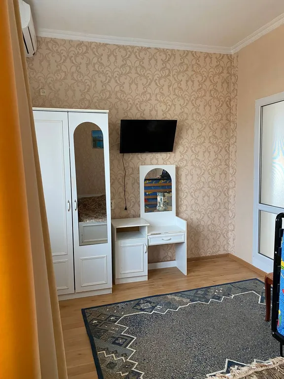 Трех,четырех местный номер,с кухней и двумя балконами,второй этаж.