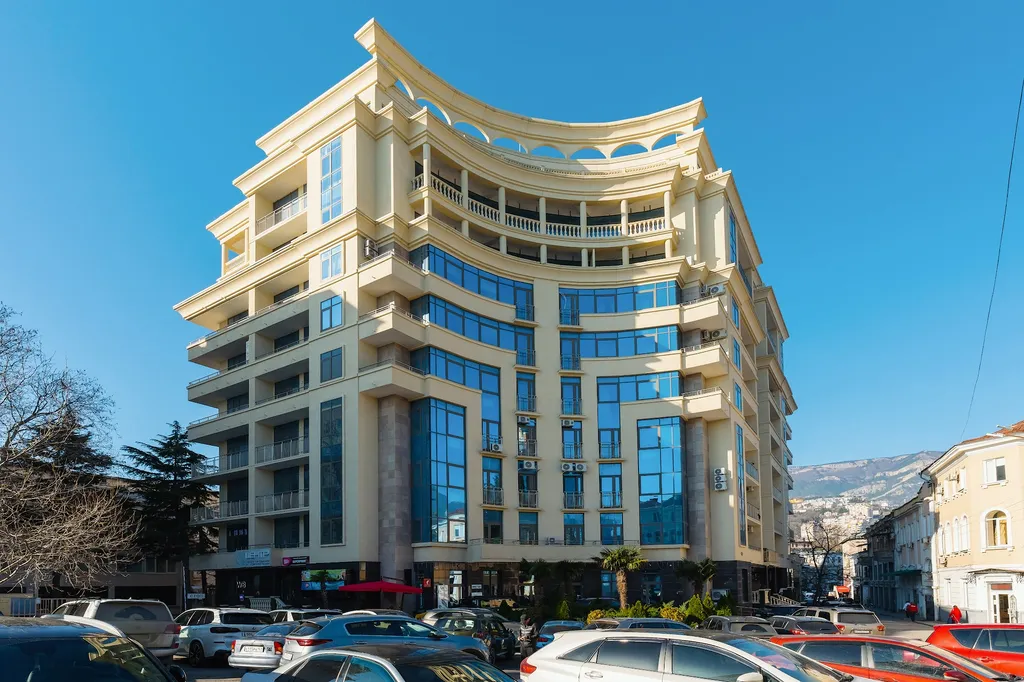 Стильные Апартаменты в центре Ялты «Yalta Plaza Holidays» 100м до Моря