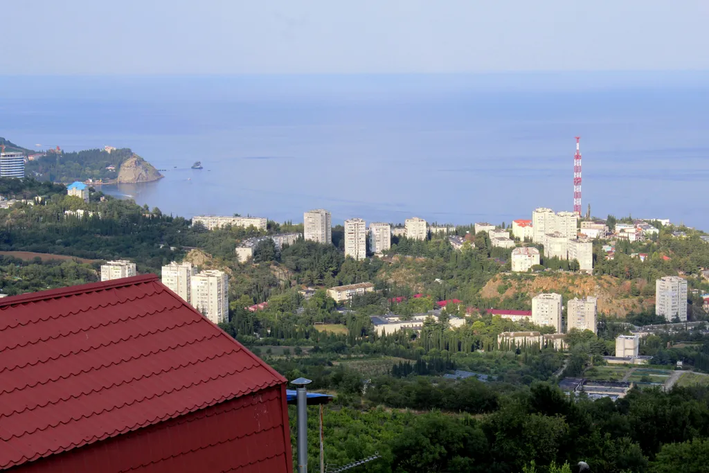 Дом с бассейном в районе Артека и горы Аю-Даг
