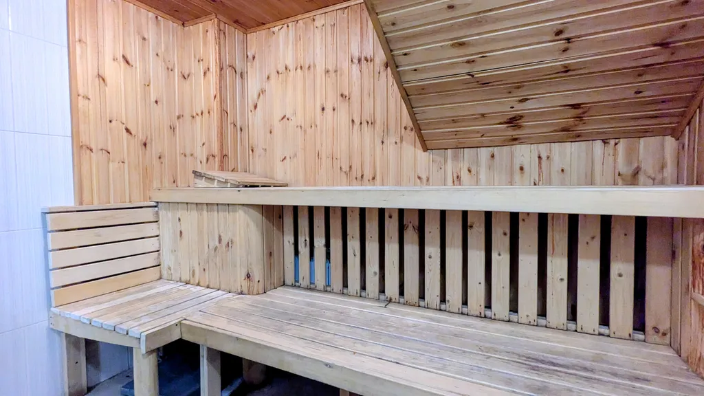 Дом с большой и крытой беседкой и с сауной