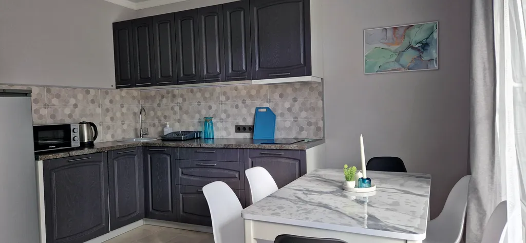 Современные апартаменты с кухней с видом на горы