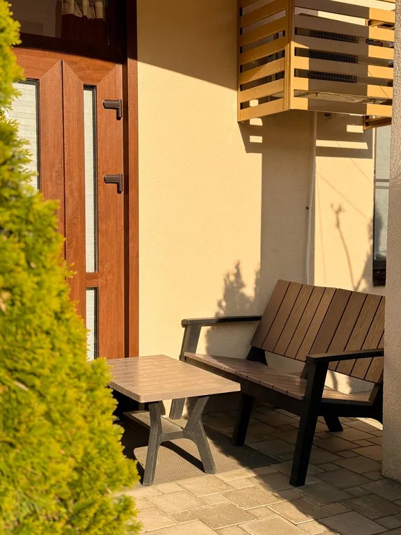 Уютная квартира напротив бассейна со своими лежаками, 7 спальных мест