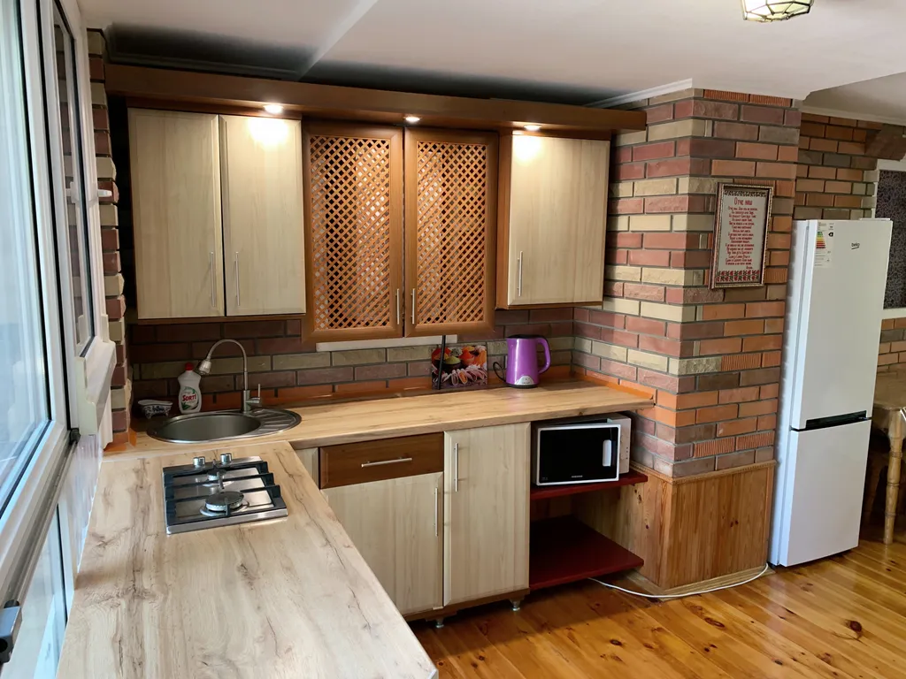 Коттедж Добротный кирпичный дом со своим двором в усадьбе Можжевеловый дворик — Айвовое