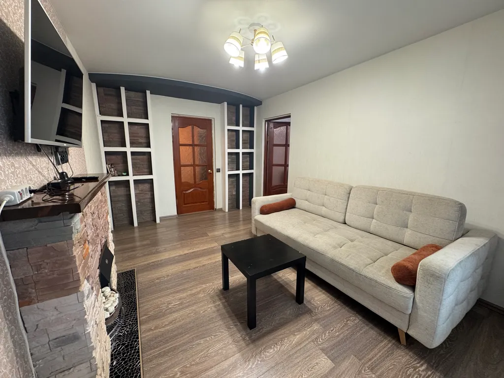 Двухкомнатная квартира люкс класса с камином в центре