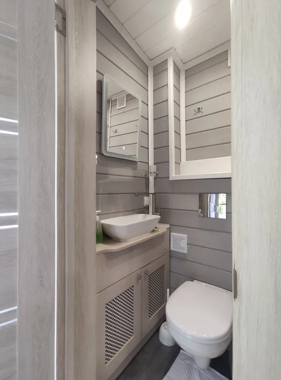 Домик с панорамным остеклением, террасой и видом на озеро