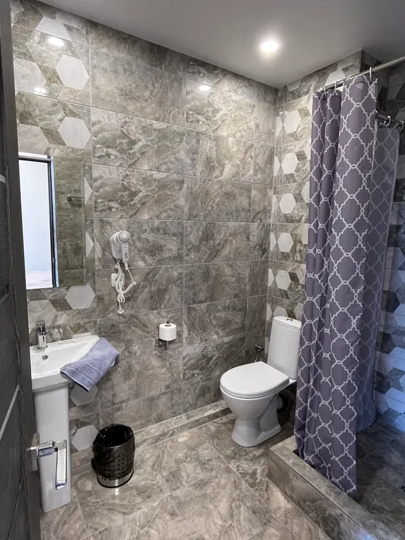 Комната с видом на море бежевая