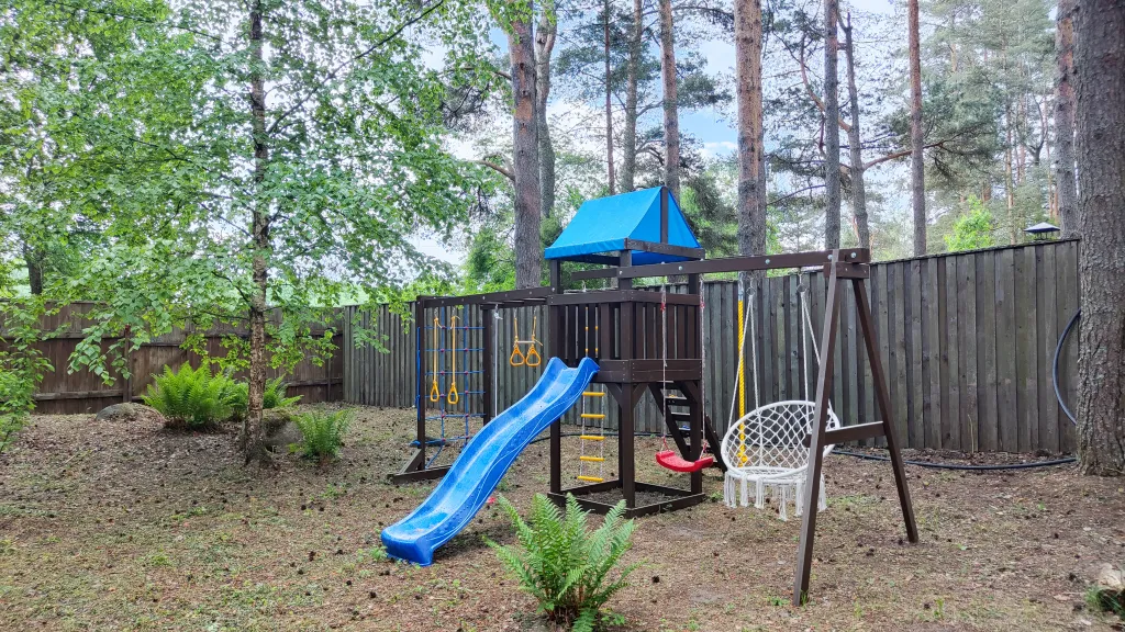 Коттедж Коттедж с баней, чаном и детской площадкой с батутом у озера, в бору — Ланино