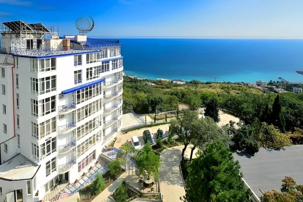 Большая трёхкомнатная квартира с видом на море и лес