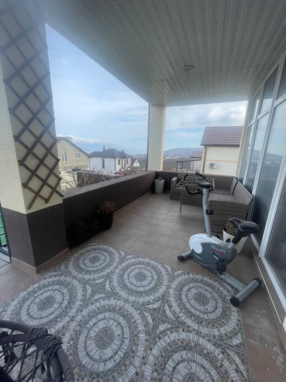 Уютный дом с бассейном и садом с видом на горы и море