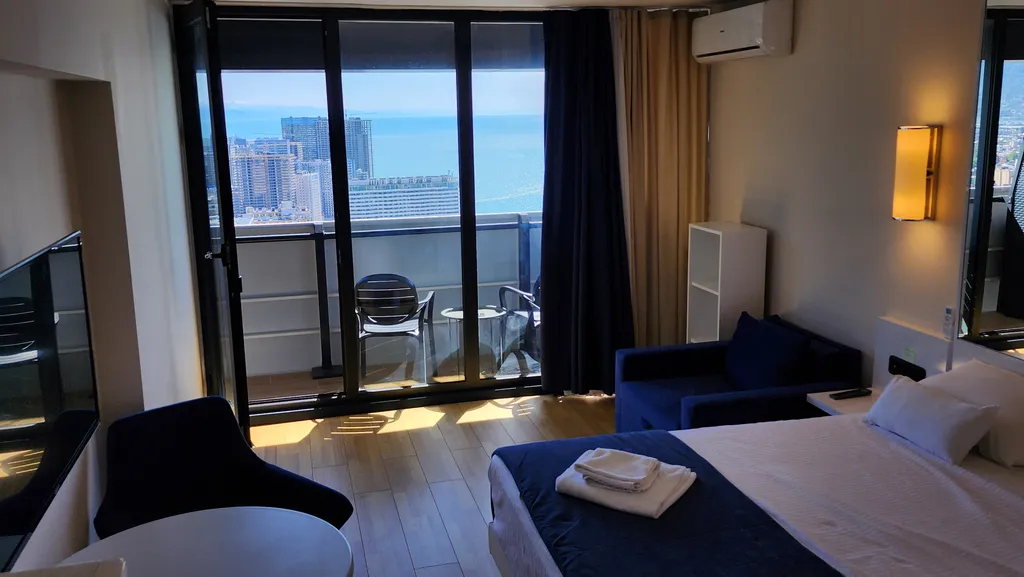 Вид на город и море