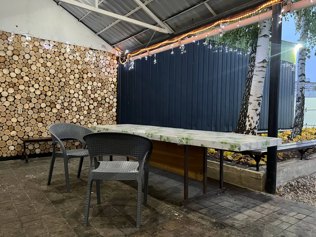 Уютное место отдыха для большой веселой компании с танцполом и баром