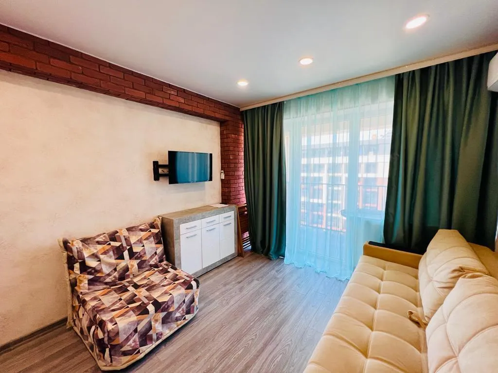 Светлая студия с шикарным видом на морской закат