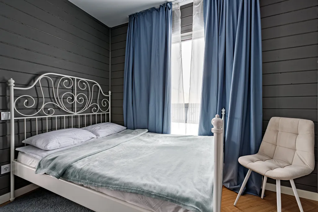 Grey House с дикими зайцами