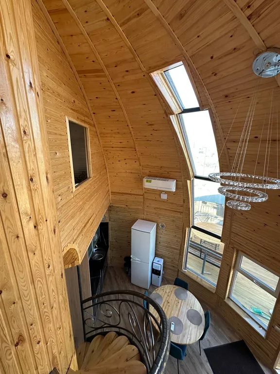 Дом у моря и у горячего источника, круглый купольный