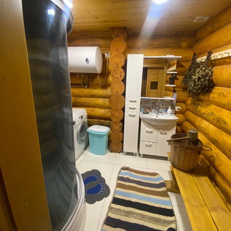 Дом на берегу реки с баней