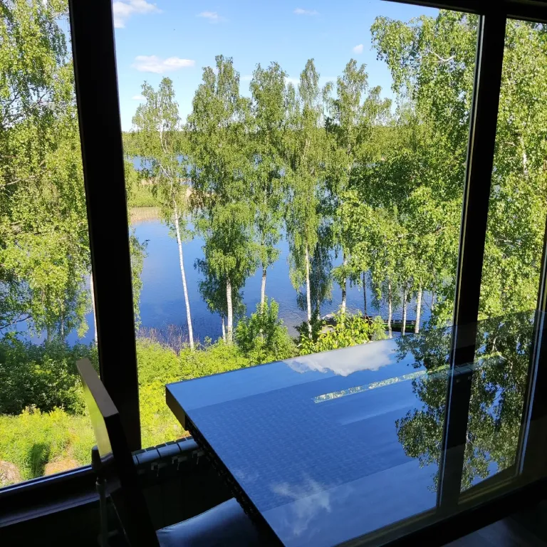 Дом на скале с панорамным видом на озеро