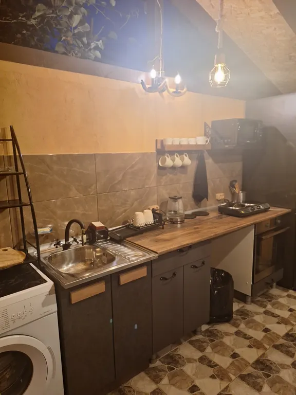 Деревянный домик на Кипарисовой аллее