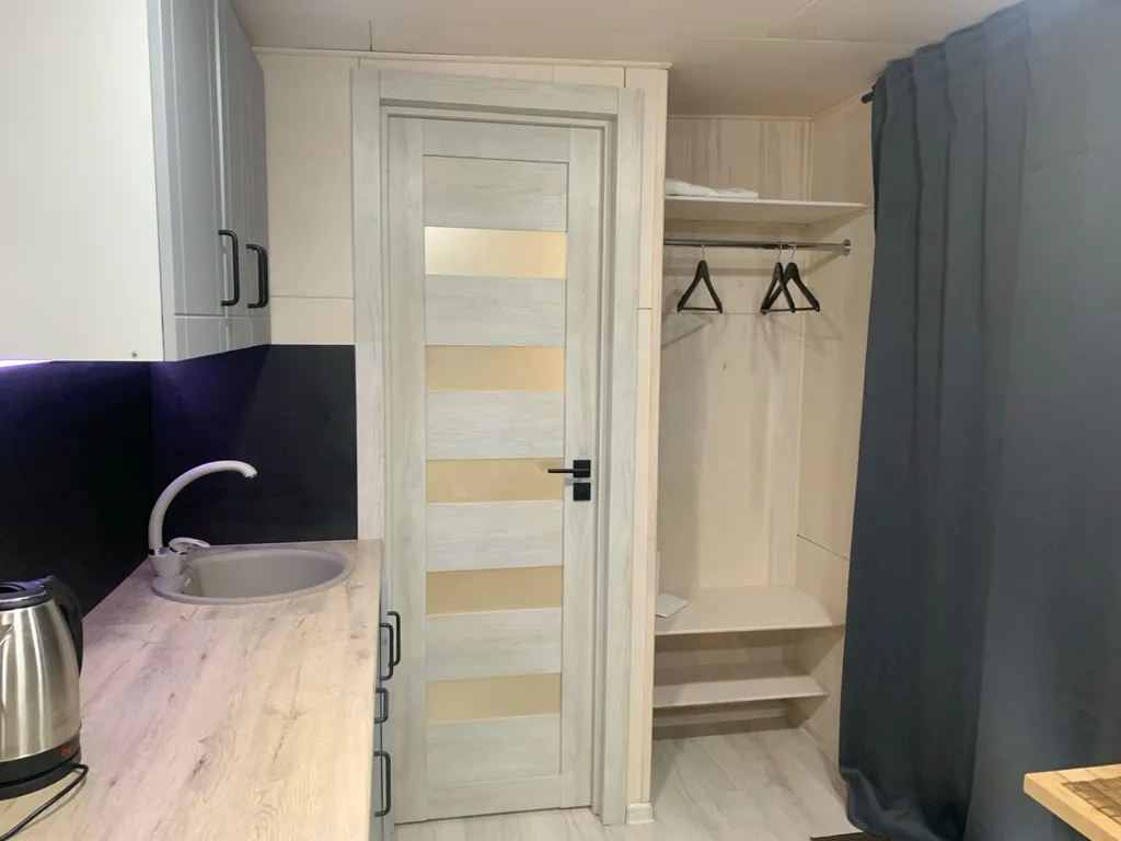 Уютный лесной домик на берегу ручья с выходом в лес