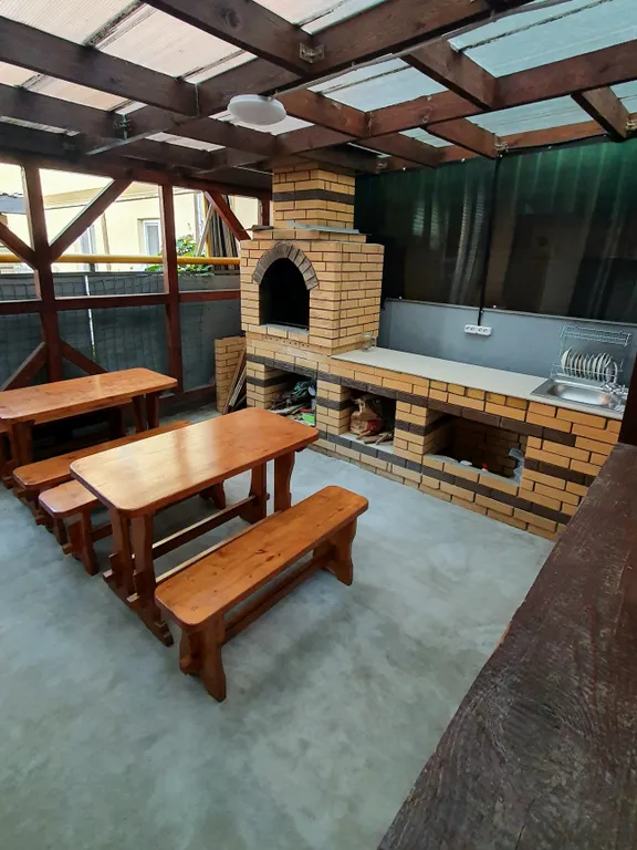 Уютный номер на первом этаже в маленьком гостевом доме с бассейном