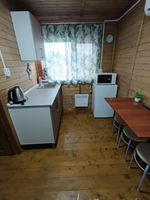 Домик на берегу пруда для трёх человек