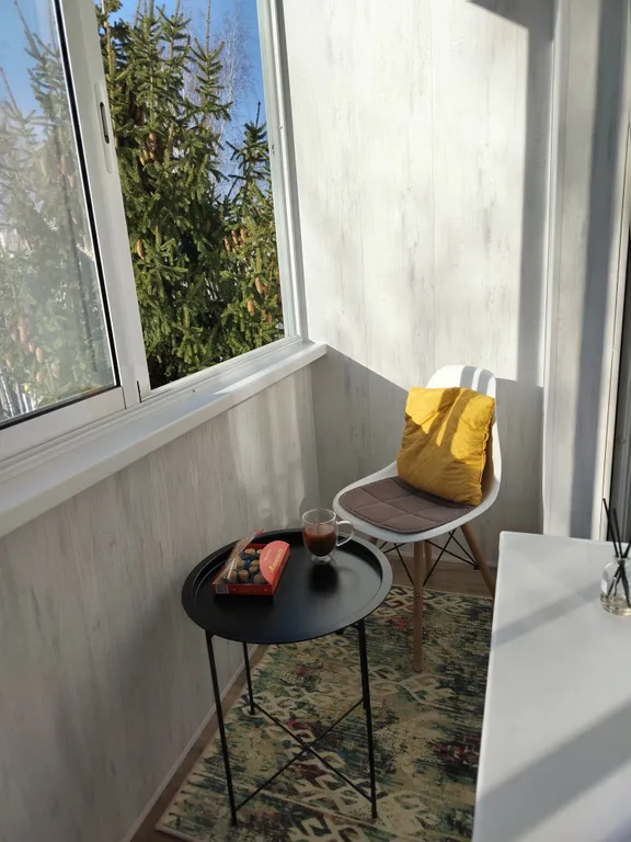 Стильная квартира с большой кроватью.