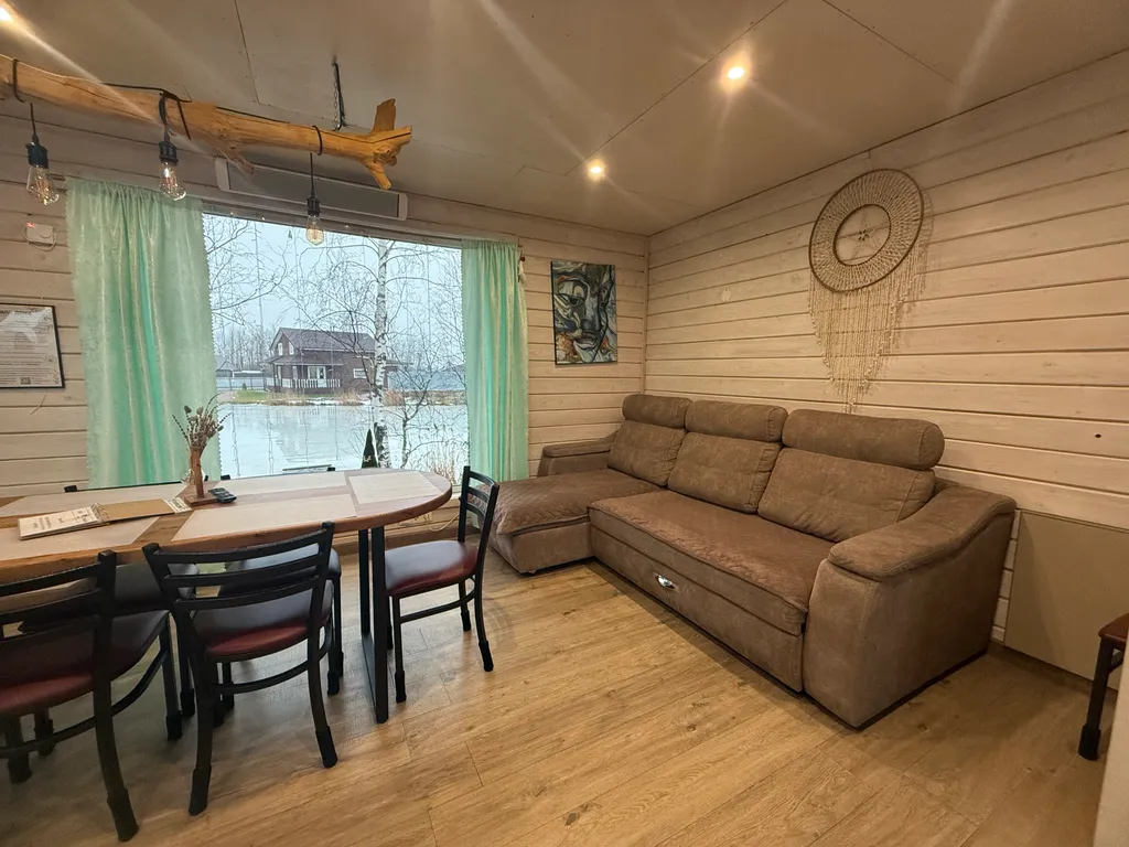 Уютный коттедж с панорамными окнами на берегу озера