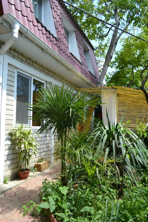 Этаж коттеджа в зелёном саду — аренда посуточно в Гурзуф