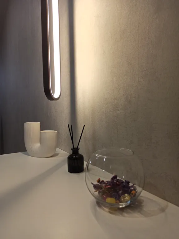 Высокая новостройка в центре города