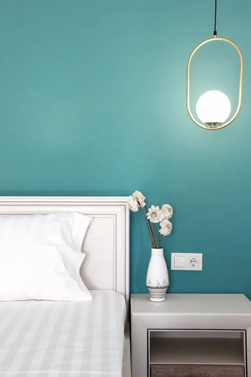 У метро рядом с центром