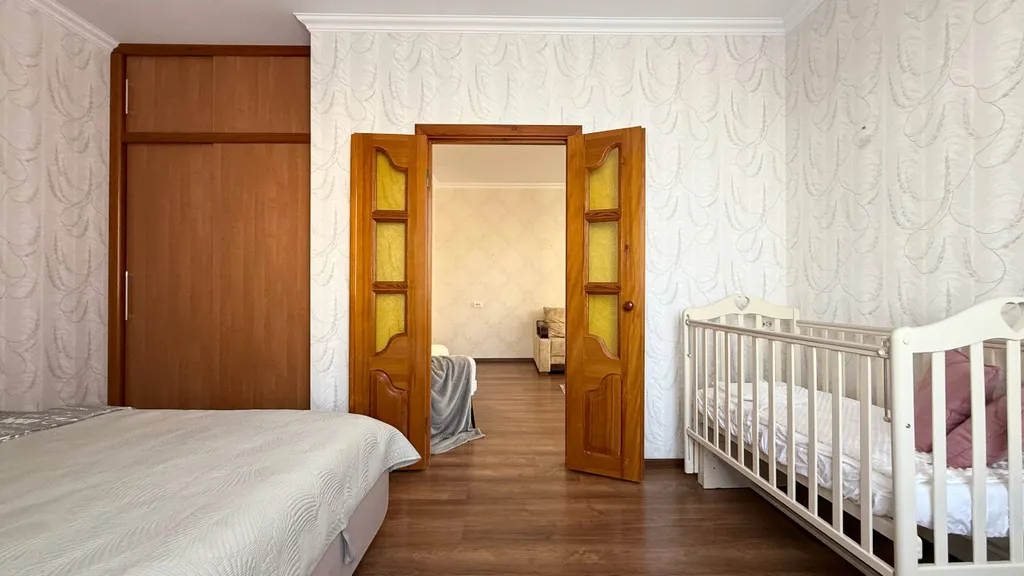 Семейная 2-комнатная квартира с детской кроваткой