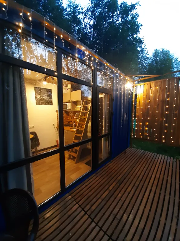 Дом на склоне холма у реки