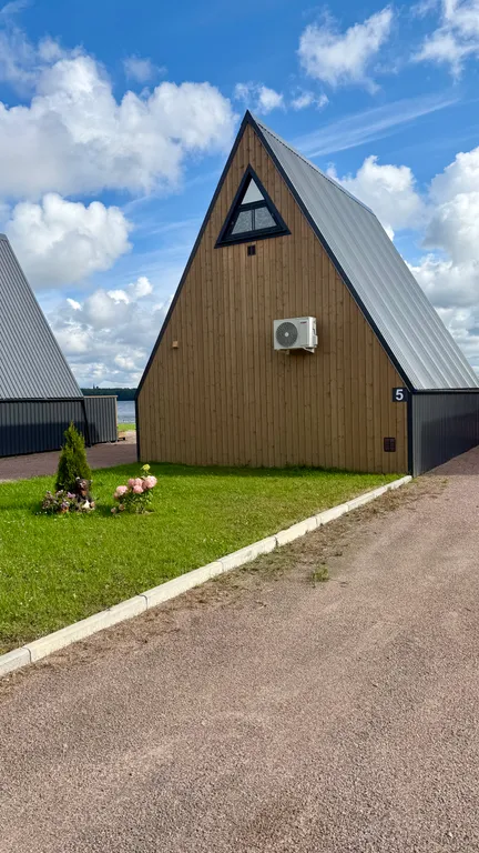 Уютный домик на берегу озера