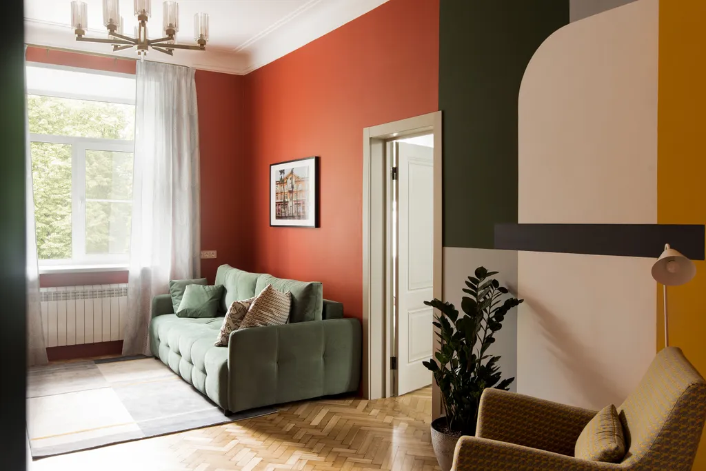 Яркая сталинка с балконом и видом на бульвар