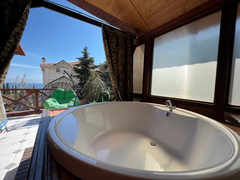 Коттедж Дом с сауной и большой ванной на террасе — аренда посуточно в Ялта