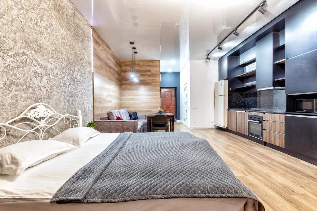 Благоустроенная студия с дизайнерским ремонтом