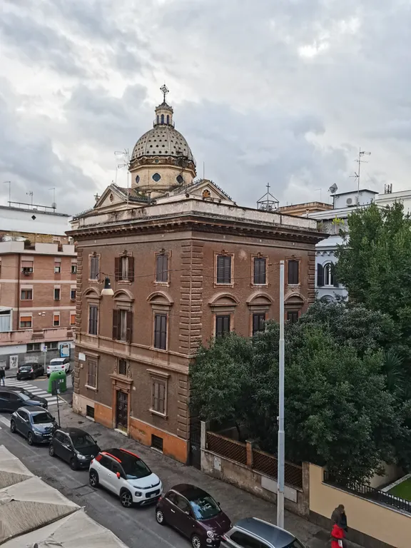 Комната с личной ванной в центре около Ватикана и площади Дель Пополо