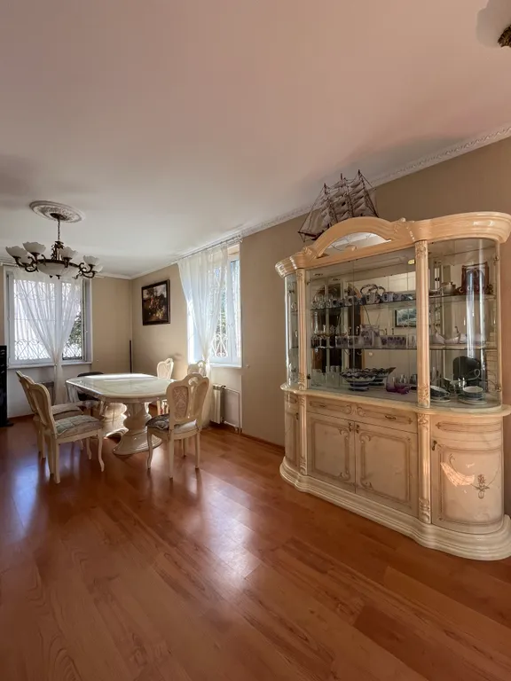 Шикарный загородный дом с бильярдом