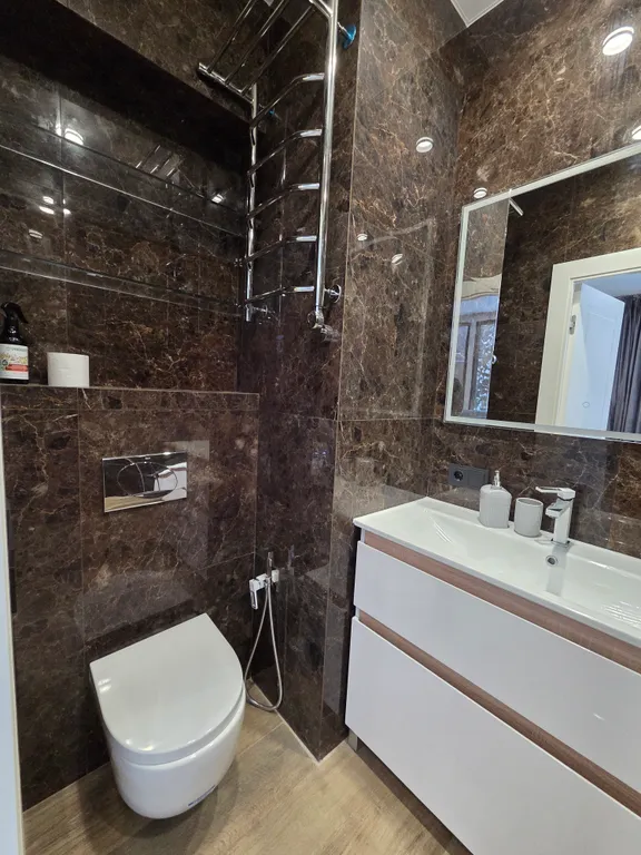 Новый дом с панорамными окнами у леса, в 5 минутах до канатных дорог