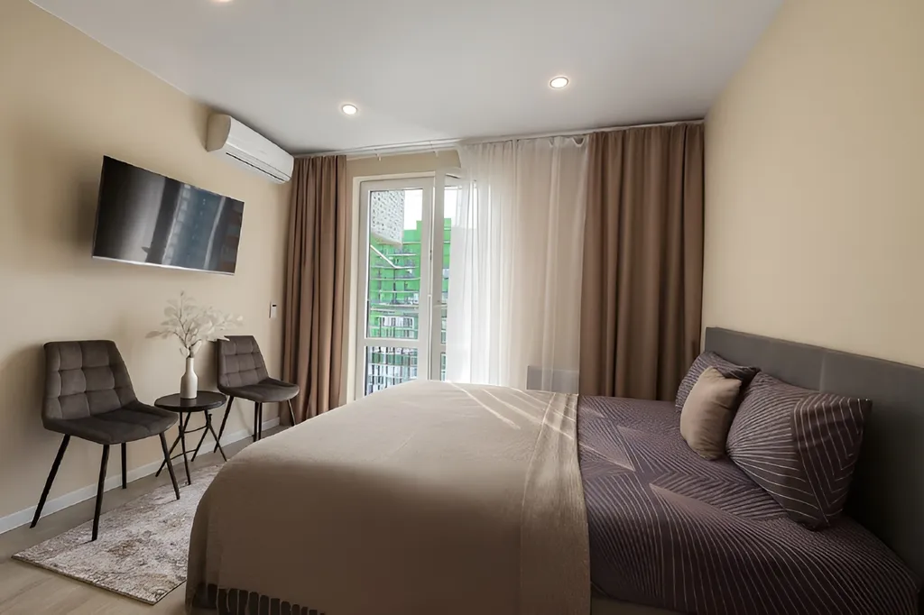 Студия с балконом и парковкой, рядом с набережной