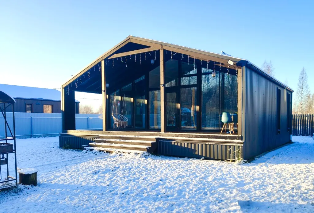 Панорамный коттедж с сауной у леcа