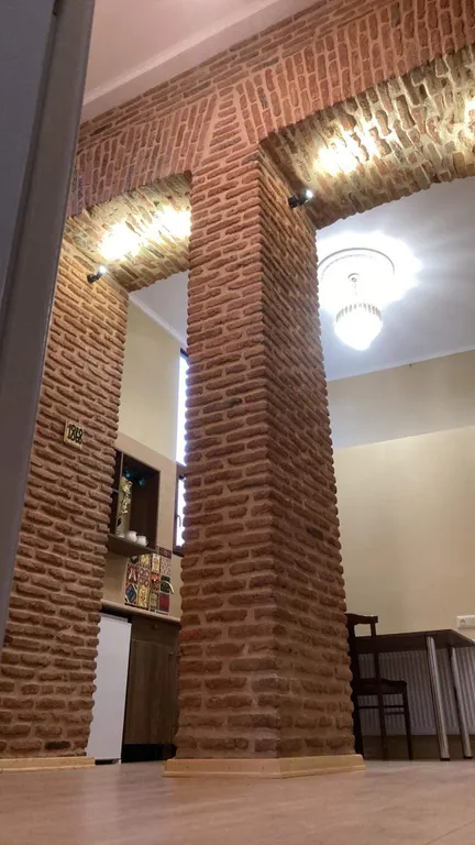 Апартаменты с двумя спальнями с историческим интерьером центр Тбилиси